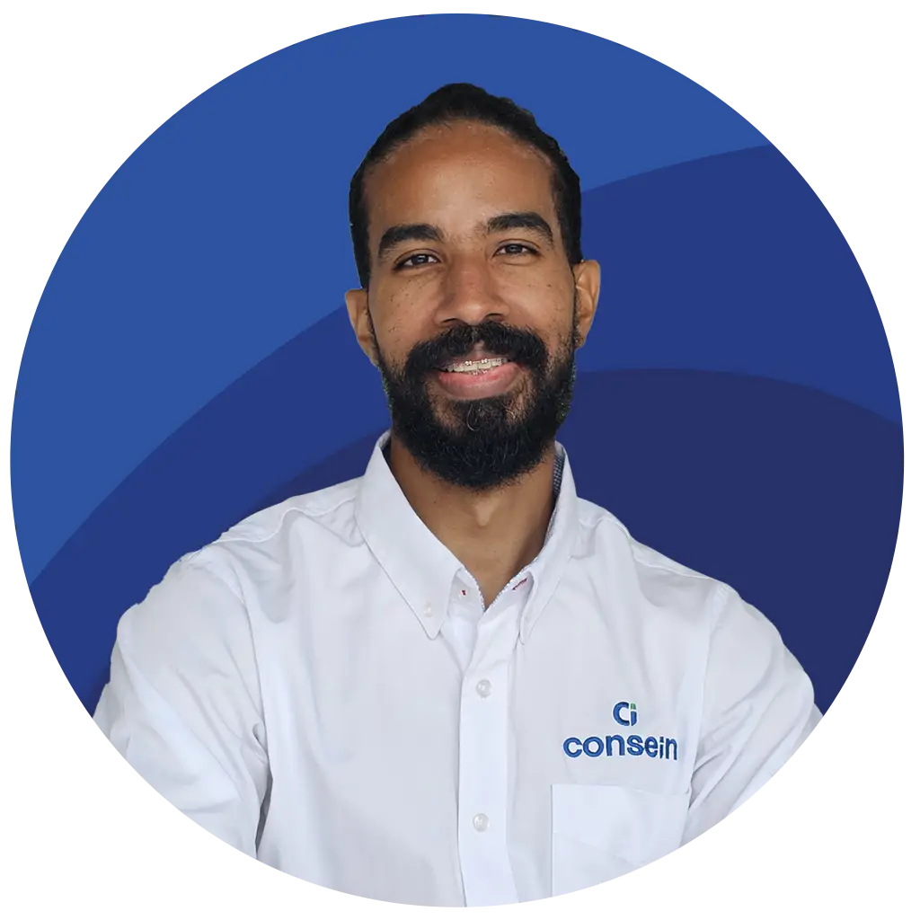 Fotografía corporativa de Giancarlo, especialista del equipo de Consein Latam para el webinar de tendencias empresariales 2026.