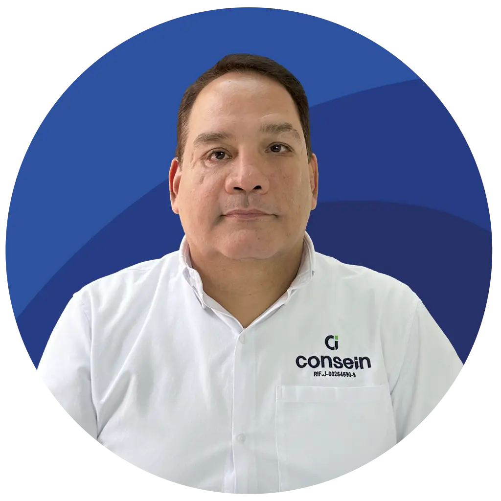 Fotografía corporativa de Reinaldo, especialista del equipo de Consein Latam para el webinar de tendencias empresariales 2026.